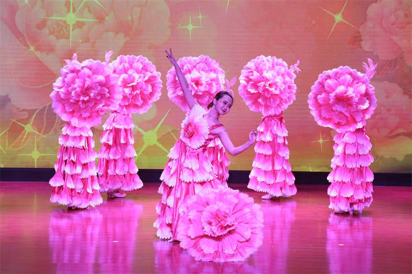 开云官方网页版2019年度工作动员大会---舞蹈《花开树恩》