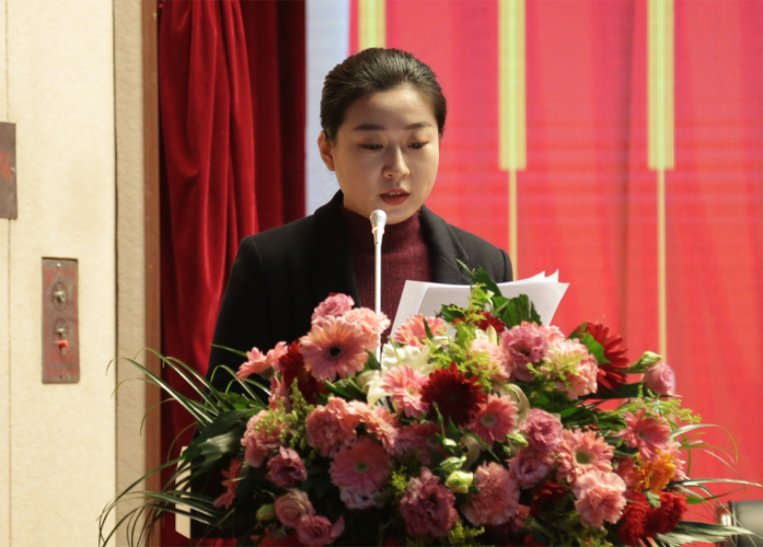 开云官方网页版第一届党委班子选举大会---于丽娜同志宣读大会关于通过党委和纪委报告的决议